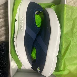 OOFOS - Brand new in original box, never been worn
